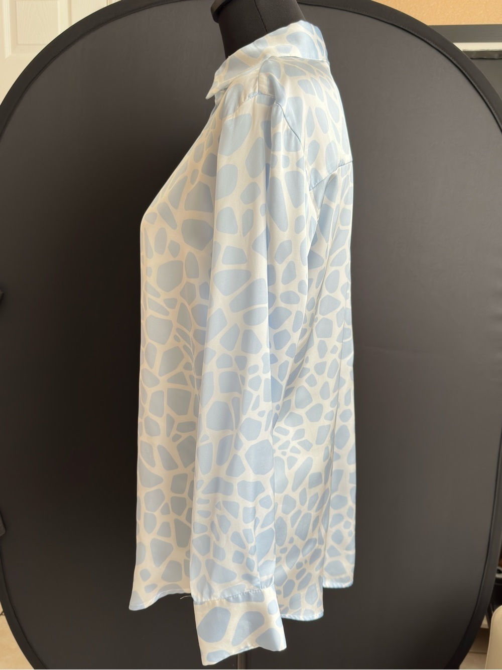 Zara Women’s Blue & White Abstract Print Button Down Blouse - Picture 7 of 15